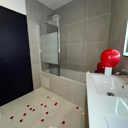 Holiday home Afrobohome, Experience Atypique, Familles Et Petits Groupes, Clim, 2 A 6 Personnes, Proche Centre Nimes, Garage Clos