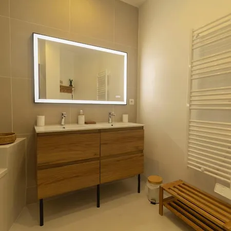Afrobohome, Ambiance D'Ailleurs, Familles Et Petits Groupes, Clim, 2 A 6 Personnes, Proche Centre Nimes, Garage Clos *