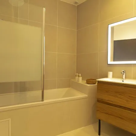 Afrobohome, Expérience Atypique, Clim, 2 à 6 Personnes, Proche Centre Nîmes, Garage Clos Hébergement de vacances Nîmes