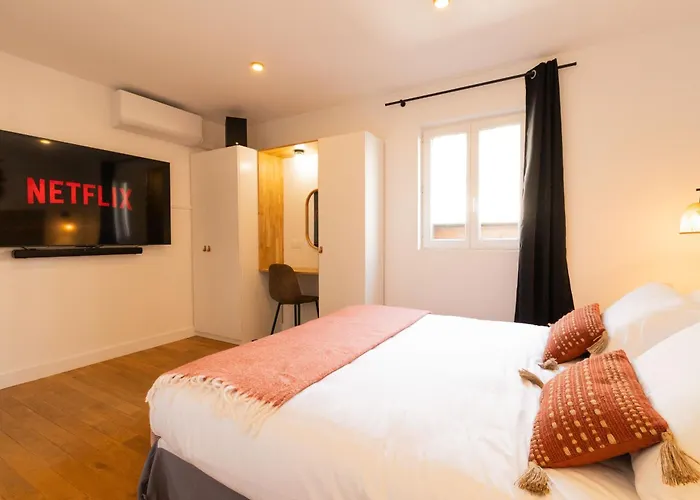 Holiday home Afrobohome, Experience Atypique, Clim, 2 A 6 Personnes, Proche Centre Nimes, Garage Clos *