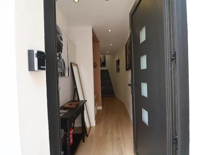 Holiday home Afrobohome, Experience Atypique, Clim, 2 A 6 Personnes, Proche Centre Nimes, Garage Clos Nimes